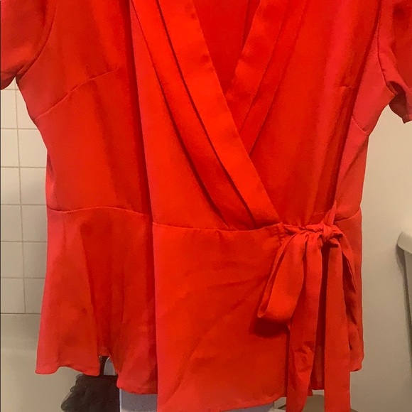 Short sleeve low cut blouse - Picture 3 of 3